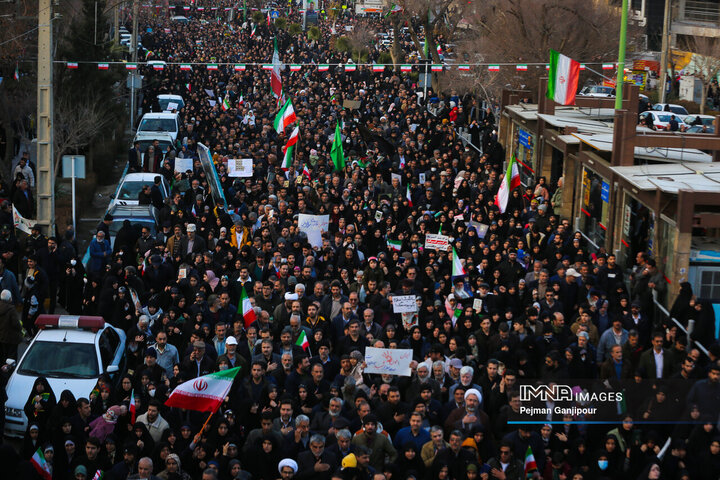 تشییع باشکوه لاله‌های خونین امنیت در اصفهان