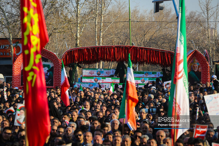 تشییع باشکوه لاله‌های خونین امنیت در اصفهان