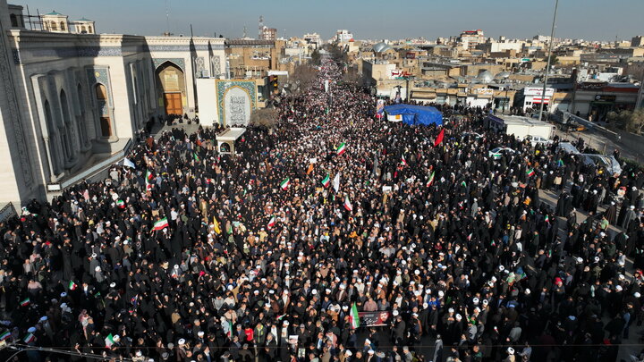 حضور پرشور مردم قم در راهپیمایی ۲۲ بهمن/ پاسخ قاطع به تهدیدات ترامپ و لبیک به رهبر انقلاب