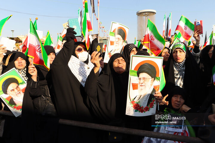 حماسه عظیم ۲۲ دی اصفهان در پناه قرآن‌