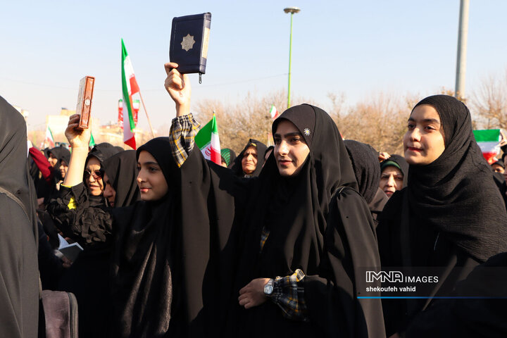 حماسه عظیم ۲۲ دی اصفهان در پناه قرآن‌