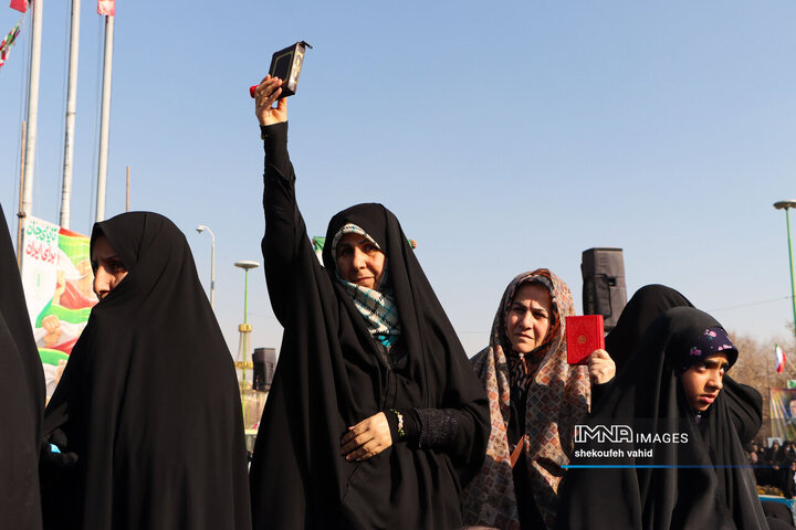 حماسه عظیم ۲۲ دی اصفهان در پناه قرآن‌