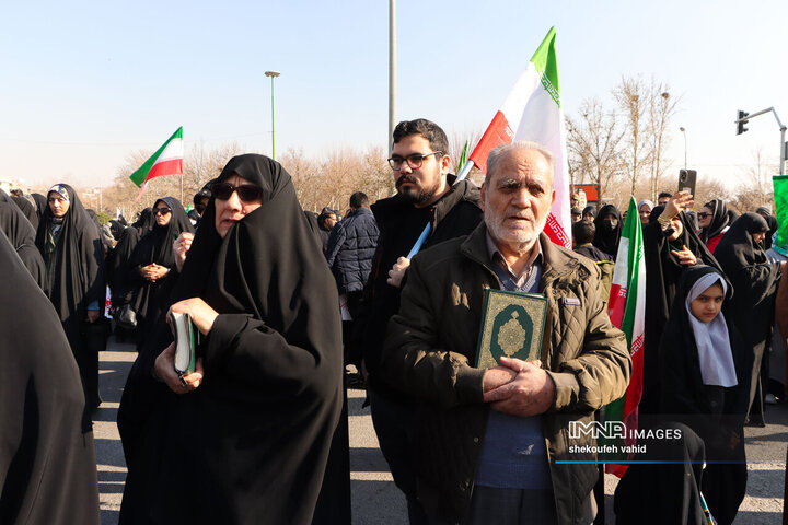 حماسه عظیم ۲۲ دی اصفهان در پناه قرآن‌