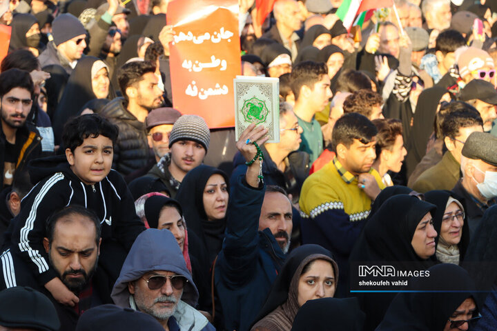 حماسه عظیم ۲۲ دی اصفهان در پناه قرآن‌