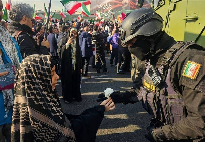 آغاز راهپیمایی بزرگ مردم تهران در محکومیت اقدامات اغتشاشگران + فیلم