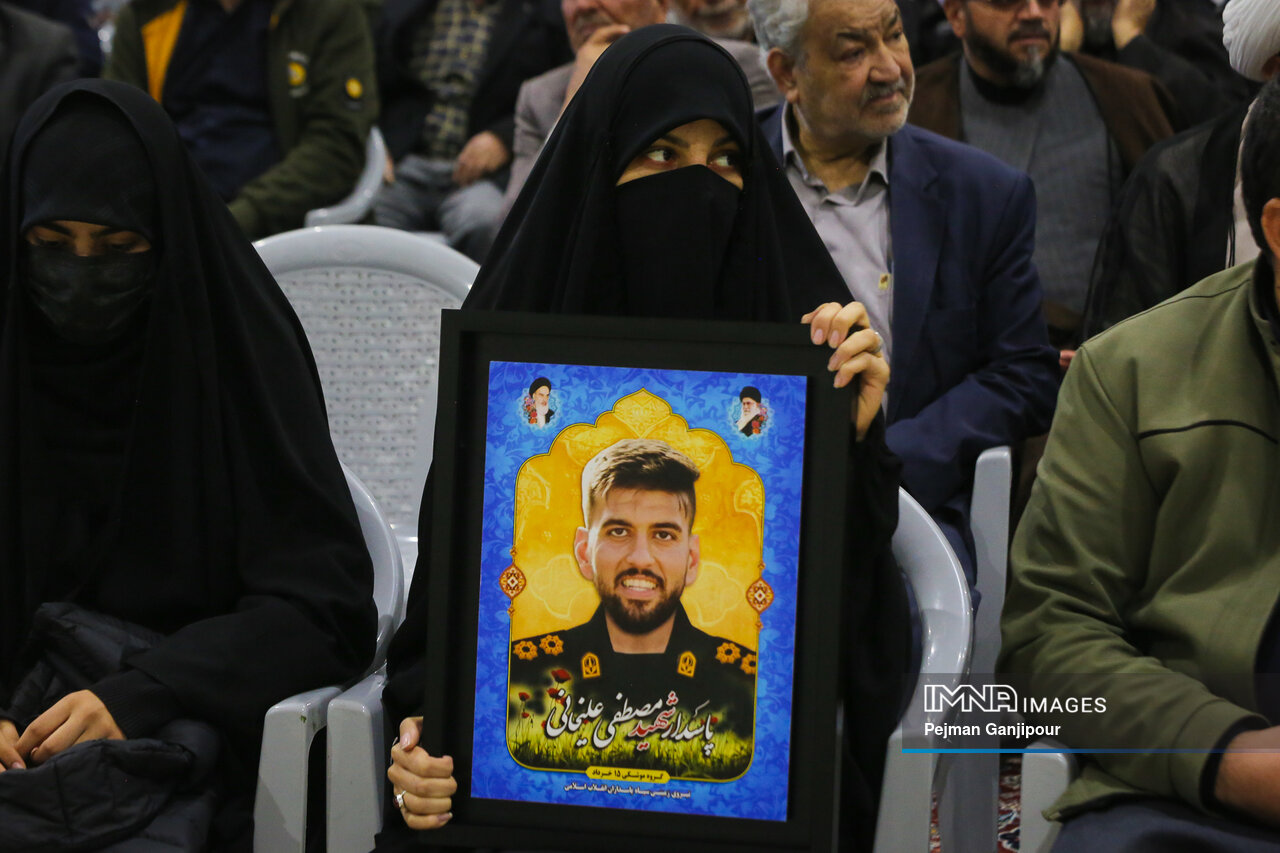 ایستاده در امتداد نامها