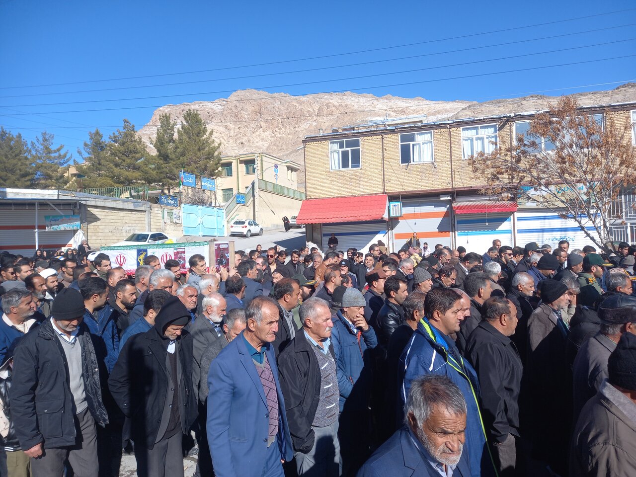 پیکر مطهر شهید مدافع امنیت «سجاد میرزایی» در سمیرم تشییع شد