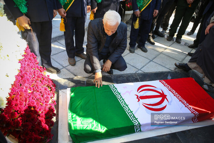 آیین رونمائی از یادمان شهدای گمنام در منطقه یک شهرداری اصفهان