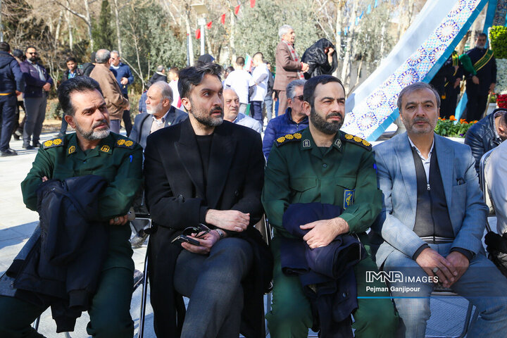 آیین رونمائی از یادمان شهدای گمنام در منطقه یک شهرداری اصفهان