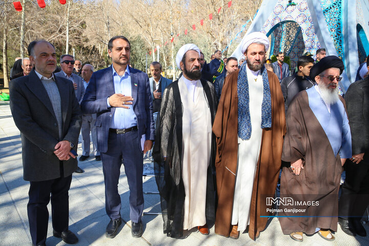 آیین رونمائی از یادمان شهدای گمنام در منطقه یک شهرداری اصفهان