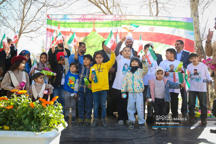 آیین رونمائی از یادمان شهدای گمنام در منطقه یک شهرداری اصفهان