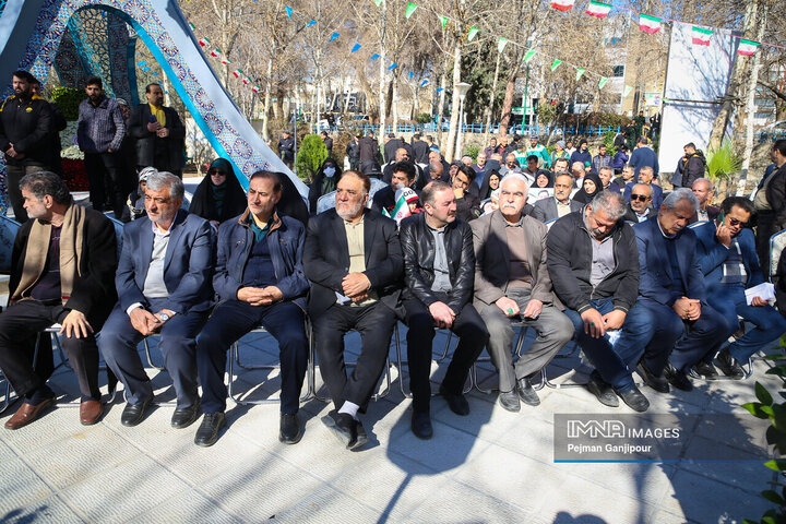 آیین رونمائی از یادمان شهدای گمنام در منطقه یک شهرداری اصفهان