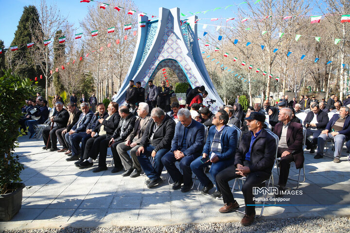 آیین رونمائی از یادمان شهدای گمنام در منطقه یک شهرداری اصفهان