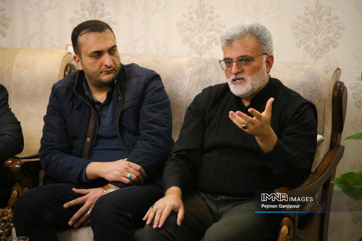 دیدار شهردار اصفهان با خانواده شهید مدافع امنیت «مصطفی علیخانی»