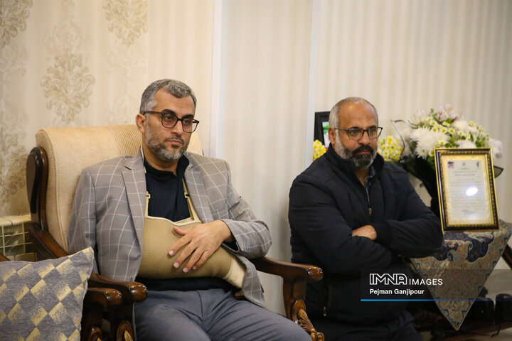 دیدار شهردار اصفهان با خانواده شهید مدافع امنیت «مصطفی علیخانی»