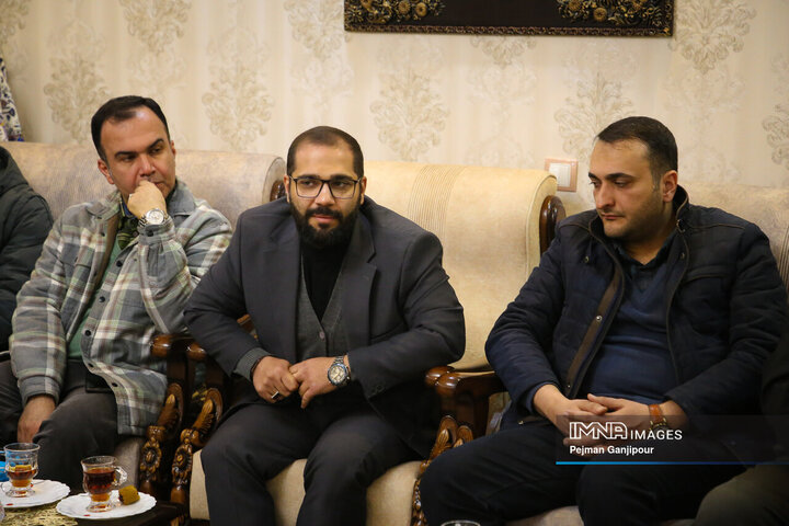 دیدار شهردار اصفهان با خانواده شهید مدافع امنیت «مصطفی علیخانی»