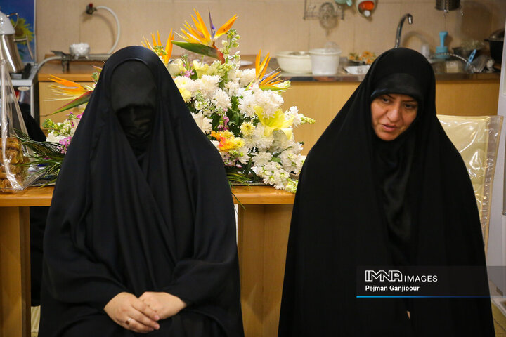 دیدار شهردار اصفهان با خانواده شهید مدافع امنیت «مصطفی علیخانی»