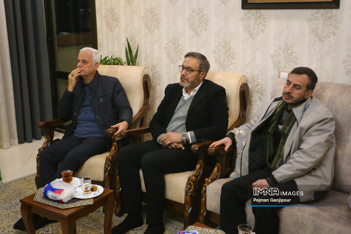 دیدار شهردار اصفهان با خانواده شهید مدافع امنیت «مصطفی علیخانی»