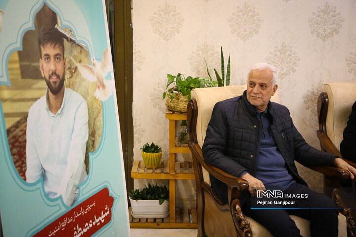 دیدار شهردار اصفهان با خانواده شهید مدافع امنیت «مصطفی علیخانی»