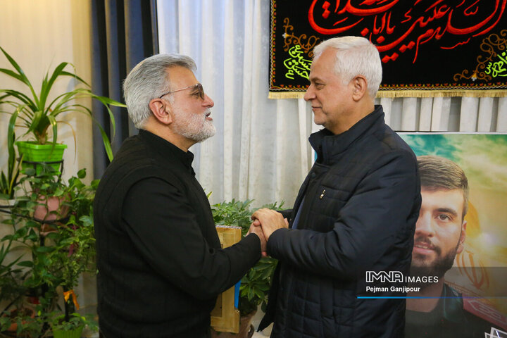 دیدار شهردار اصفهان با خانواده شهید مدافع امنیت «مصطفی علیخانی»