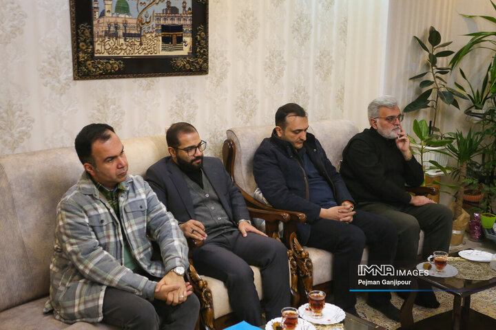 دیدار شهردار اصفهان با خانواده شهید مدافع امنیت «مصطفی علیخانی»