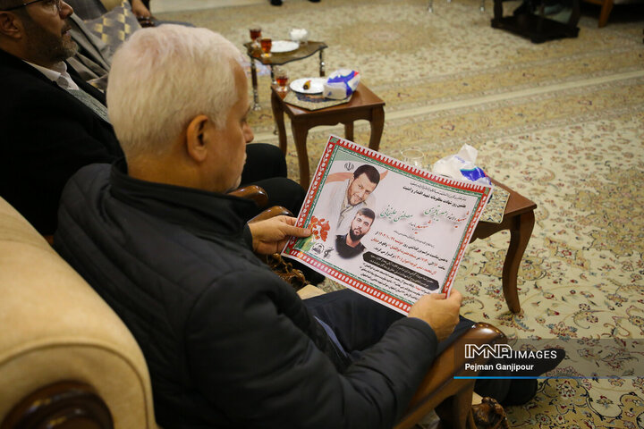 دیدار شهردار اصفهان با خانواده شهید مدافع امنیت «مصطفی علیخانی»