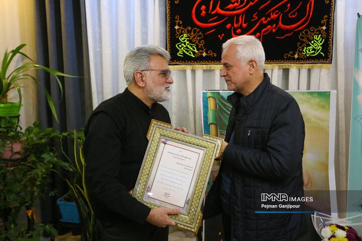 دیدار شهردار اصفهان با خانواده شهید مدافع امنیت «مصطفی علیخانی»