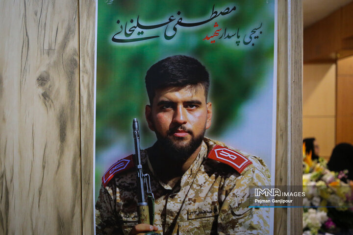 دیدار شهردار اصفهان با خانواده شهید مدافع امنیت «مصطفی علیخانی»