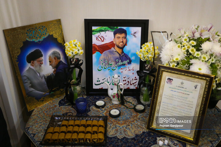 دیدار شهردار اصفهان با خانواده شهید مدافع امنیت «مصطفی علیخانی»