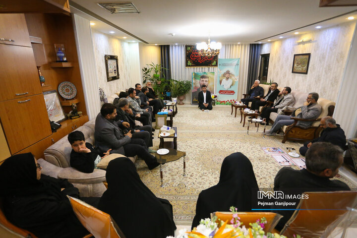 دیدار شهردار اصفهان با خانواده شهید مدافع امنیت «مصطفی علیخانی»