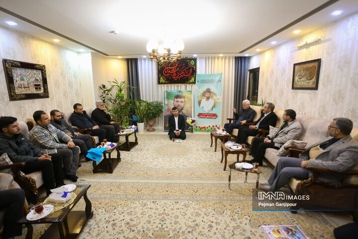 دیدار شهردار اصفهان با خانواده شهید مدافع امنیت «مصطفی علیخانی»