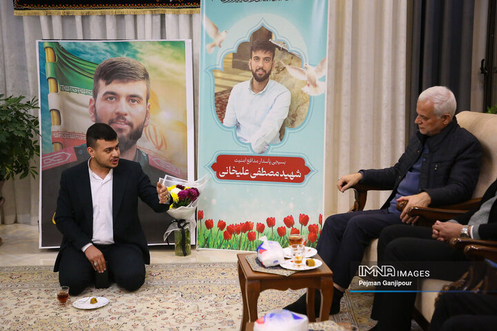 دیدار شهردار اصفهان با خانواده شهید مدافع امنیت «مصطفی علیخانی»