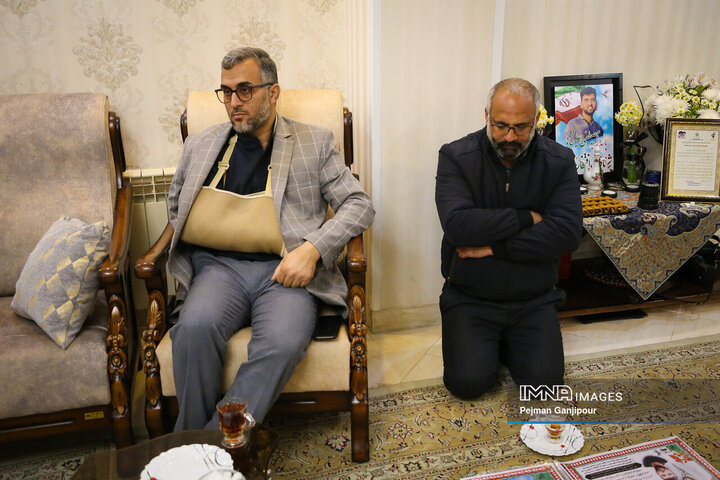 دیدار شهردار اصفهان با خانواده شهید مدافع امنیت «مصطفی علیخانی»ی علیخانی»