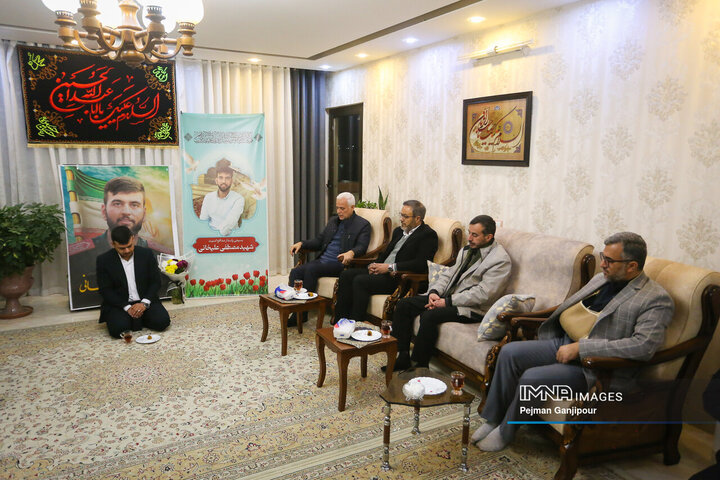 دیدار شهردار اصفهان با خانواده شهید مدافع امنیت «مصطفی علیخانی»