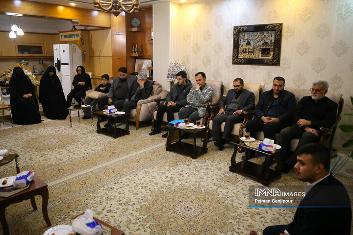 دیدار شهردار اصفهان با خانواده شهید مدافع امنیت «مصطفی علیخانی»