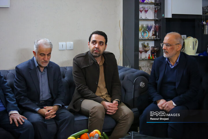 دیدار اعضای شورای شهر اصفهان با خانواده شهید ۸ ساله حوادث تروریستی اصفهان