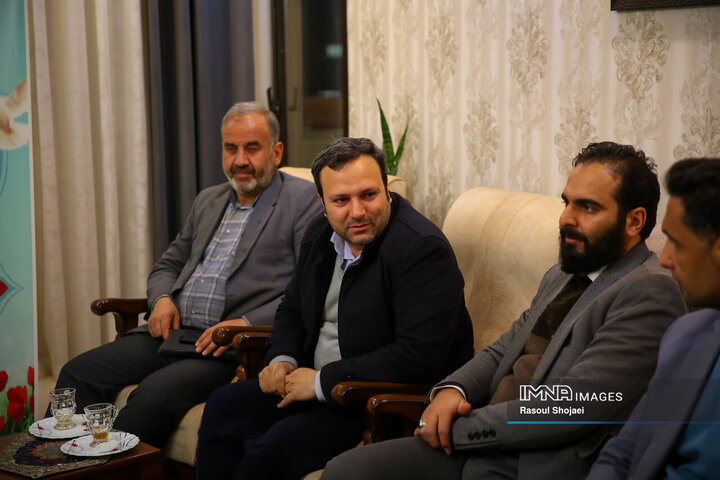دیدار اعضای شورای شهر اصفهان با خانواده شهید مدافع امنیت «مصطفی علیخانی»