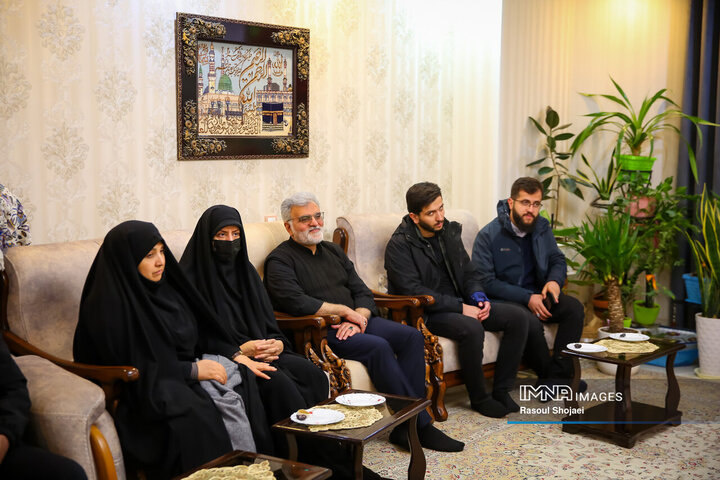 دیدار اعضای شورای شهر اصفهان با خانواده شهید مدافع امنیت «مصطفی علیخانی»