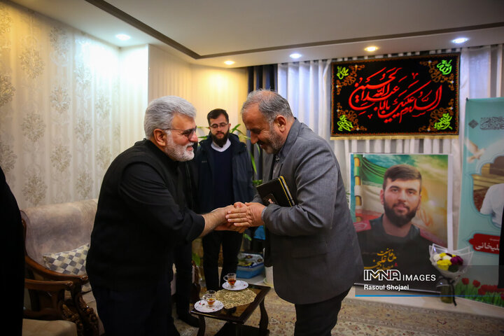 دیدار اعضای شورای شهر اصفهان با خانواده شهید مدافع امنیت «مصطفی علیخانی»