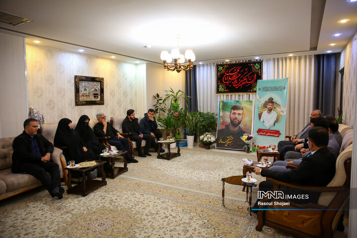 دیدار اعضای شورای شهر اصفهان با خانواده شهید مدافع امنیت «مصطفی علیخانی»