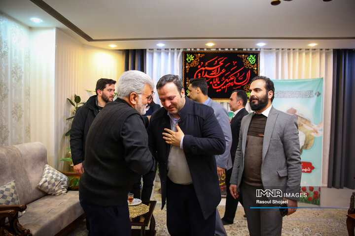 دیدار اعضای شورای شهر اصفهان با خانواده شهید مدافع امنیت «مصطفی علیخانی»