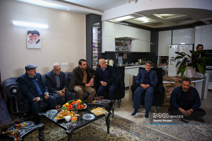 دیدار اعضای شورای شهر اصفهان با خانواده شهید ۸ ساله حوادث تروریستی اصفهان