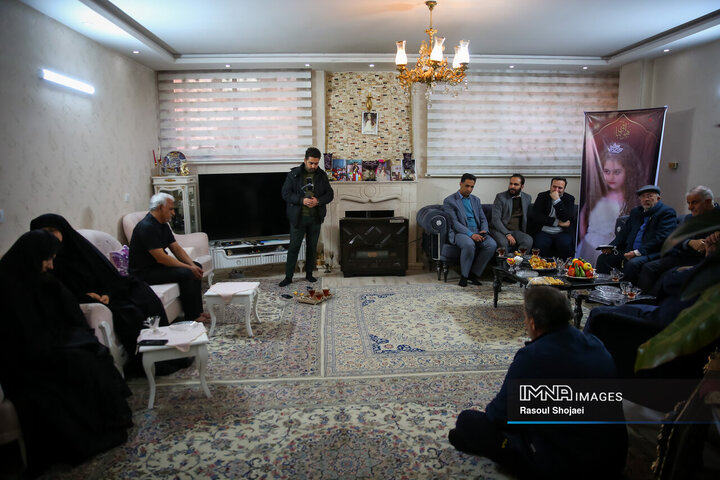 دیدار اعضای شورای شهر اصفهان با خانواده شهید ۸ ساله حوادث تروریستی اصفهان