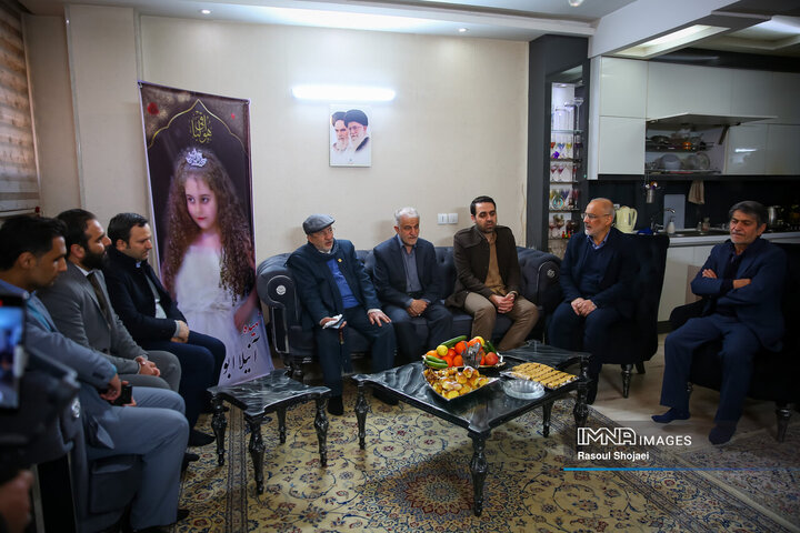 دیدار اعضای شورای شهر اصفهان با خانواده شهید ۸ ساله حوادث تروریستی اصفهان