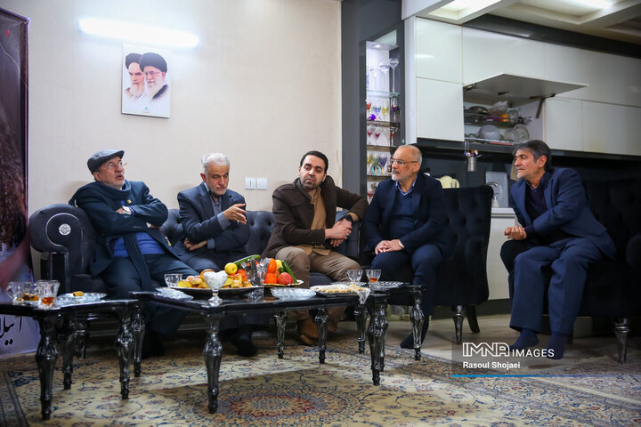 دیدار اعضای شورای شهر اصفهان با خانواده شهید ۸ ساله حوادث تروریستی اصفهان