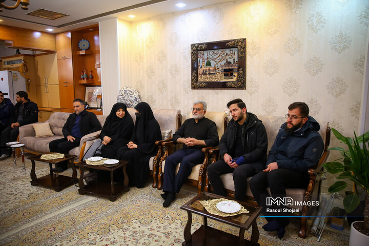 دیدار اعضای شورای شهر اصفهان با خانواده شهید مدافع امنیت «مصطفی علیخانی»