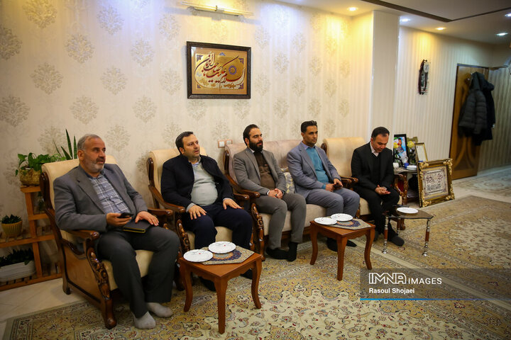 دیدار اعضای شورای شهر اصفهان با خانواده شهید مدافع امنیت «مصطفی علیخانی»