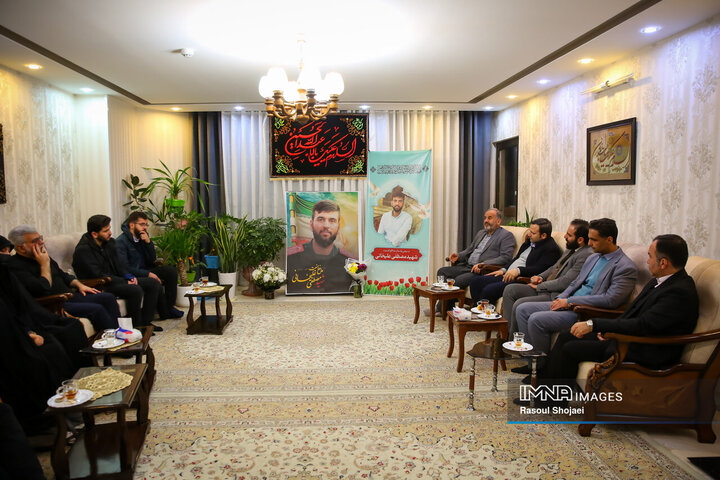 دیدار اعضای شورای شهر اصفهان با خانواده شهید مدافع امنیت «مصطفی علیخانی»