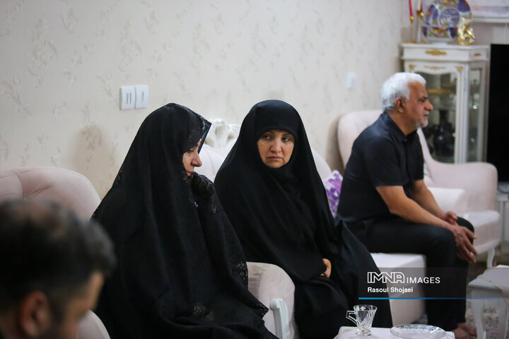 دیدار اعضای شورای شهر اصفهان با خانواده شهید ۸ ساله حوادث تروریستی اصفهان