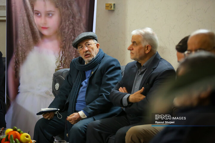 دیدار اعضای شورای شهر اصفهان با خانواده شهید ۸ ساله حوادث تروریستی اصفهان